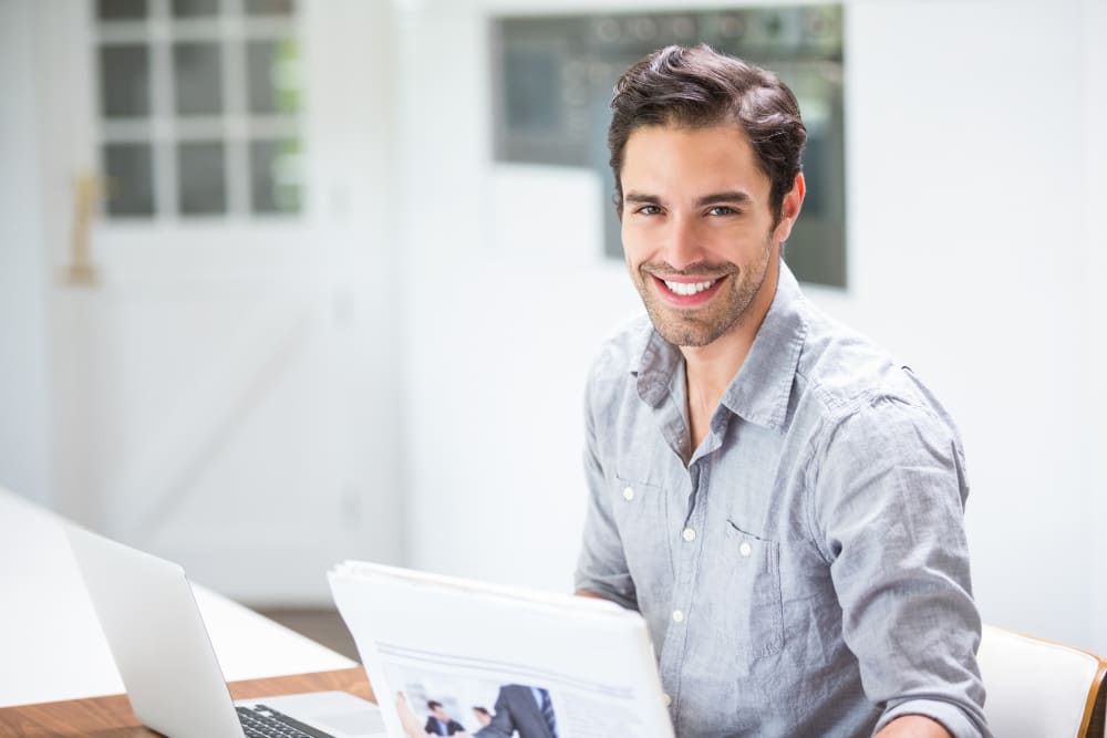 Hombre trabajando sonriendo