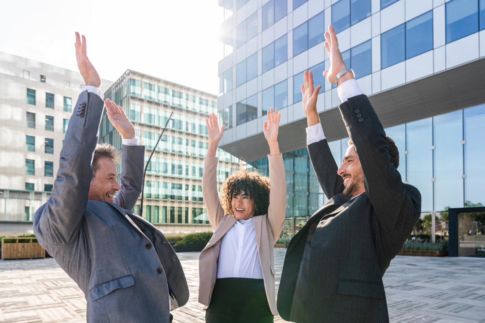 compañeros de trabajo celebrando éxitos