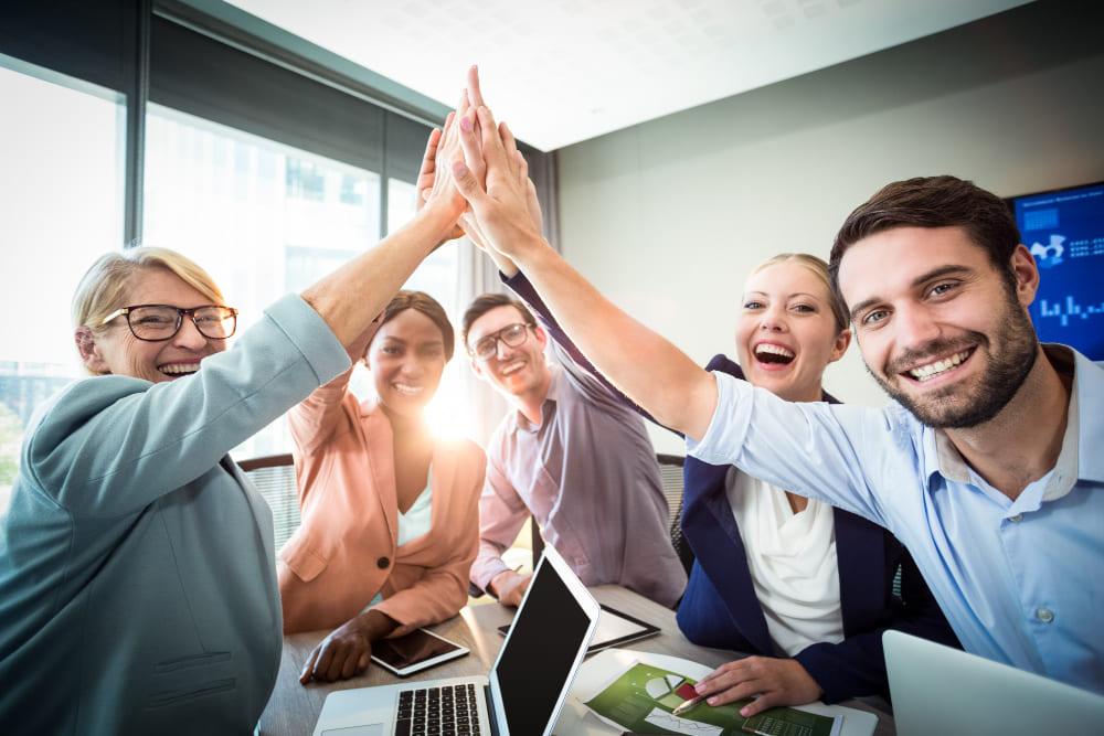 equipo de trabajo chocando los 5