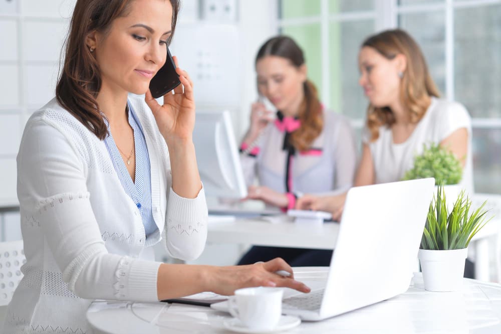 retrato-mujer-negocios-agradable-portatil-oficina