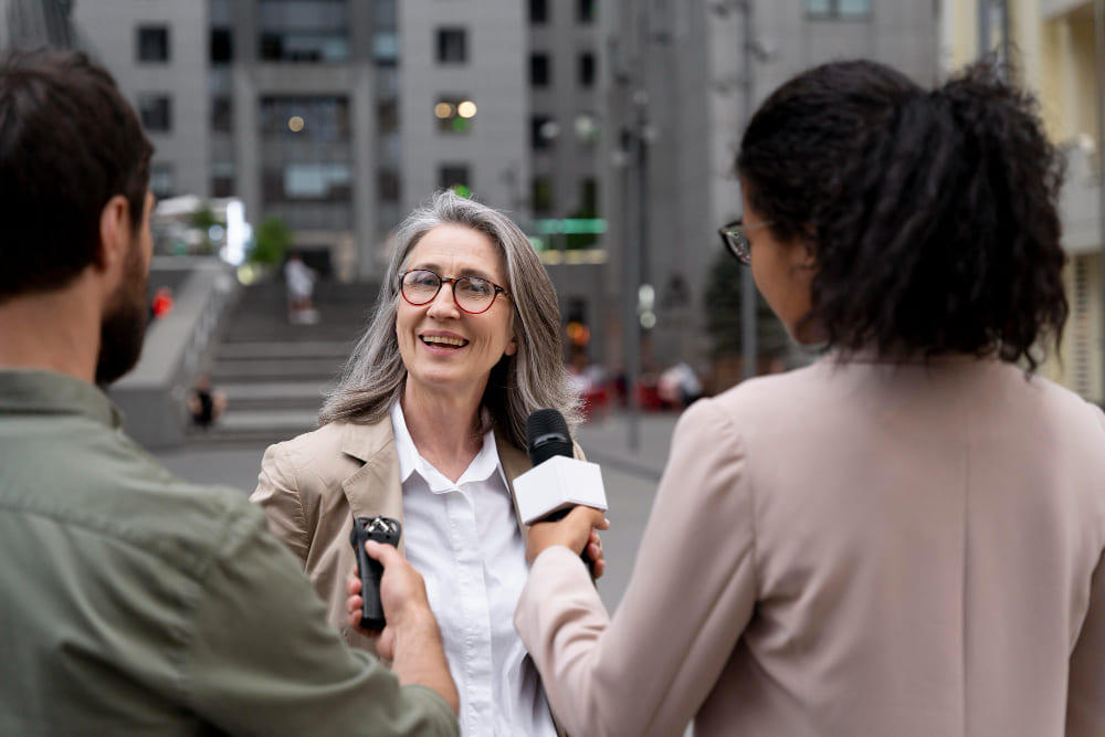 grupo de personas haciendo entrevista